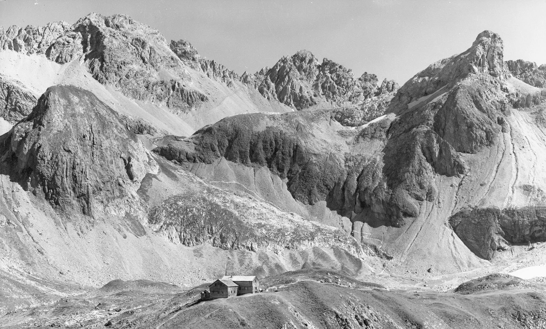 Memminger Hütte mit Seescharte und Seeköpfl (1956)